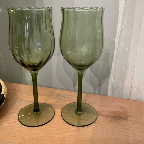🍷Set of 4 Elegant Green Wine Glasses - Picture 6 of 11